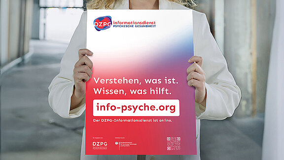 Alternativtext für TYPO3:  Frau in weißem Blazer hält ein Plakat des DZPG-Informationsdienstes Psychische Gesundheit mit der Aufschrift „Verstehen, was ist. Wissen, was hilft.“ und der Webadresse info-psyche.org.